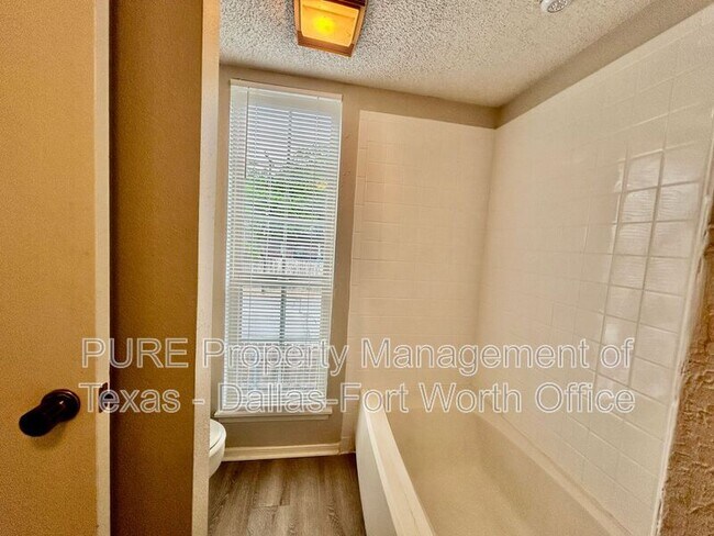Building Photo - 2415 Oak Manor