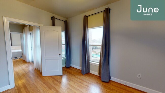 Building Photo - Queen room in 4-bed/4.0-bath Home