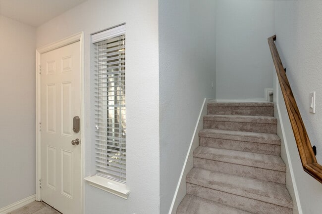 Building Photo - Creekside Townhomes