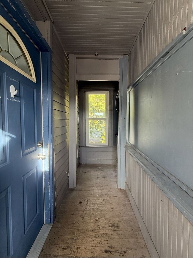 Building Photo - Upstairs 2 Bedroom 1 Bath