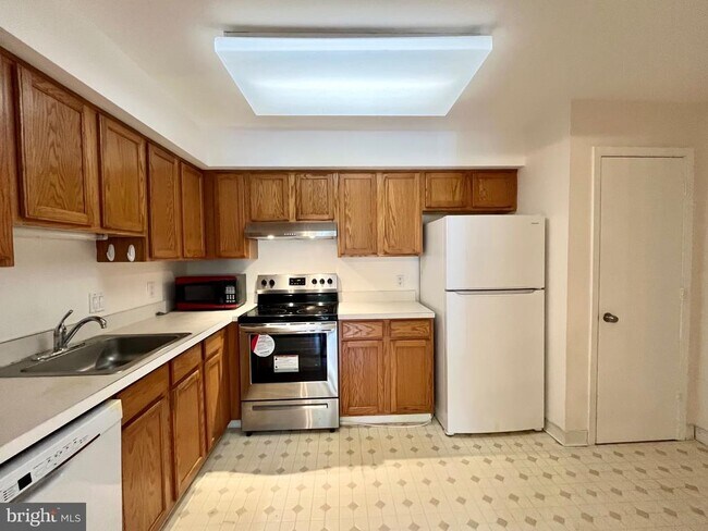 Building Photo - 2217 Sayre Dr