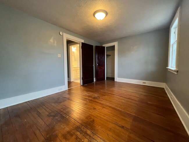 Building Photo - Spacious super clean 3 BR home close to Ba...