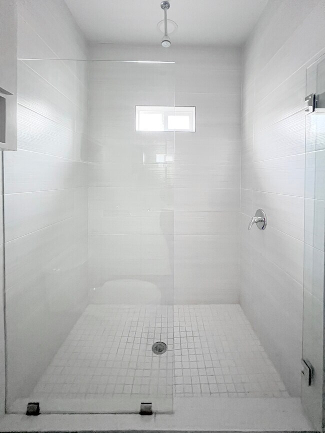 Building Photo - 1304 Shavano Dr