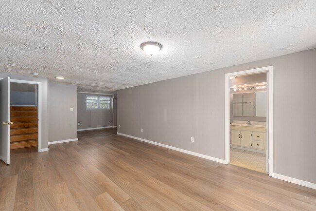 Building Photo - 27 Sylvan Park Ct