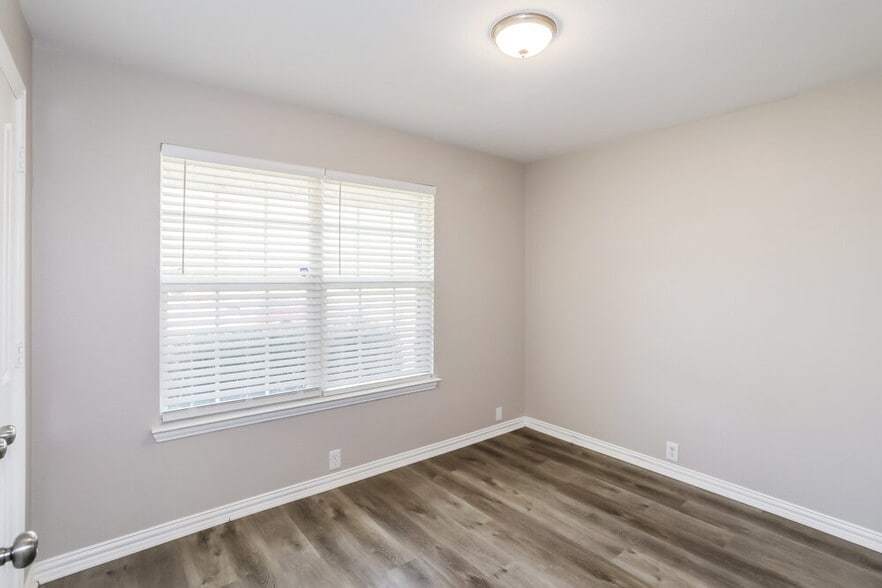 Building Photo - 1813 Sparrow Ln