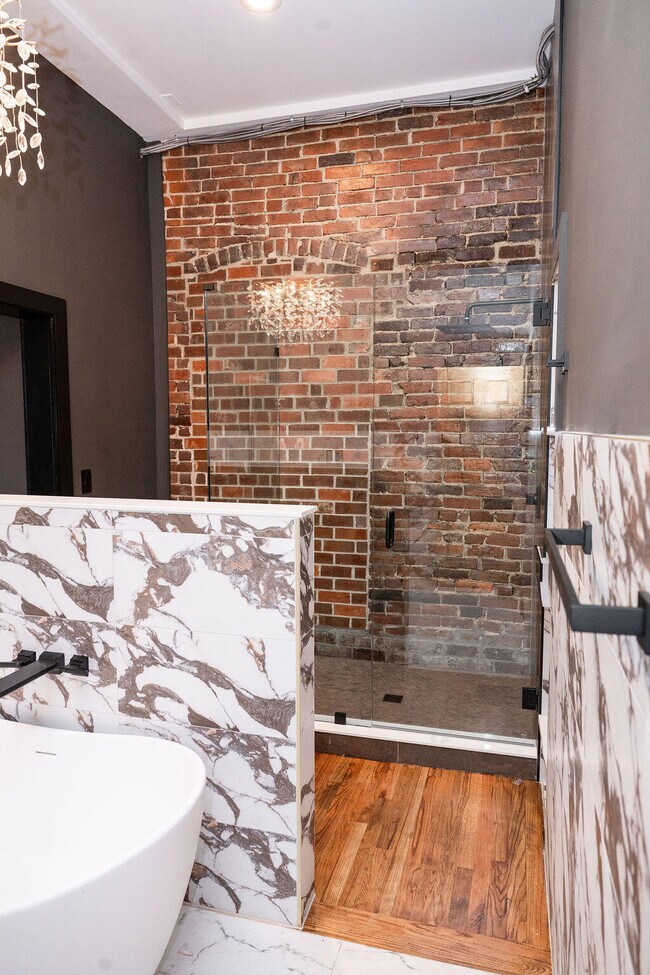 Building Photo - 275 S Limestone