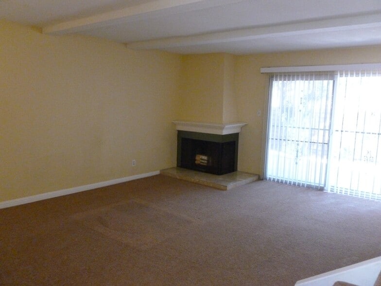 Building Photo - 700 Fernwood Ln