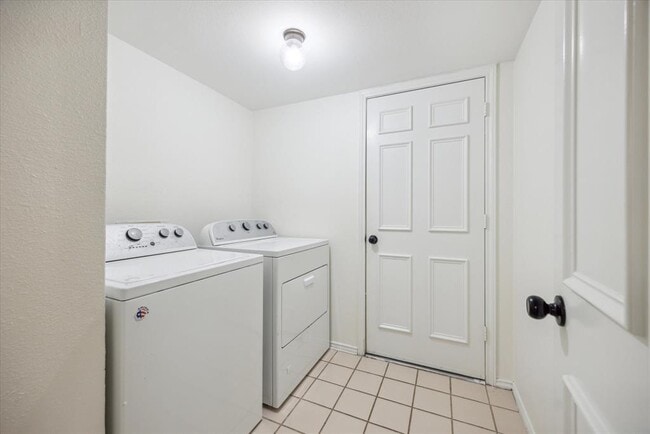 Building Photo - 13004 Sinton Ln