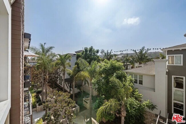Building Photo - Beautiful Playa Vista Home With In Unit La...
