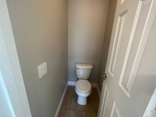 Building Photo - 2 bedroom 2 bath condo Gated community Nor...
