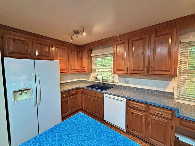 Building Photo - 8800 Sedbergh Dr