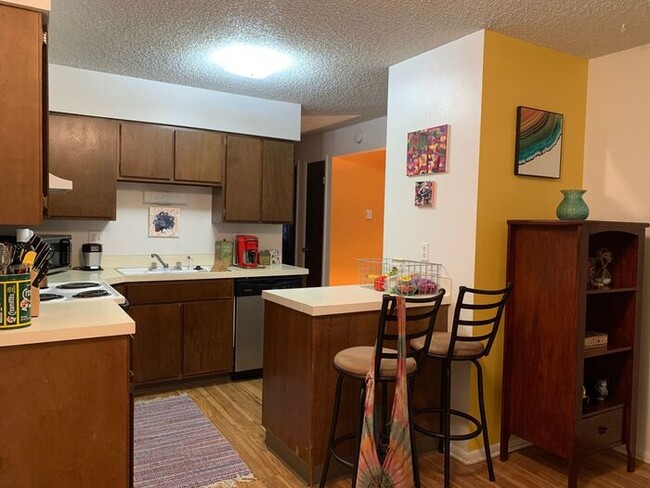 Building Photo - 2 Bed/1 Bath - Pool, Fireplace, Laundry Fa...