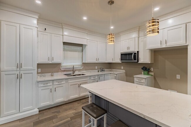 Building Photo - 1817 Rebecca Ln