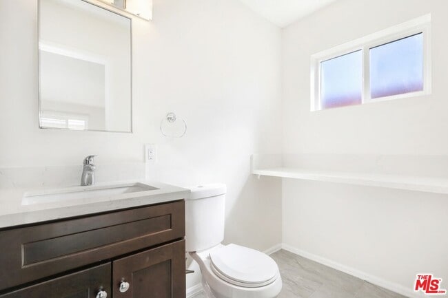 Building Photo - 1722 N Ave 45