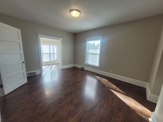Building Photo - 6 Bedroom Home with large yard, washer/dry...