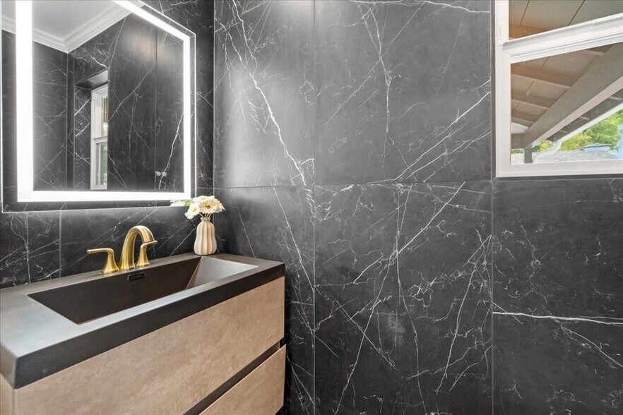 Building Photo - 5815 Saloma Ave