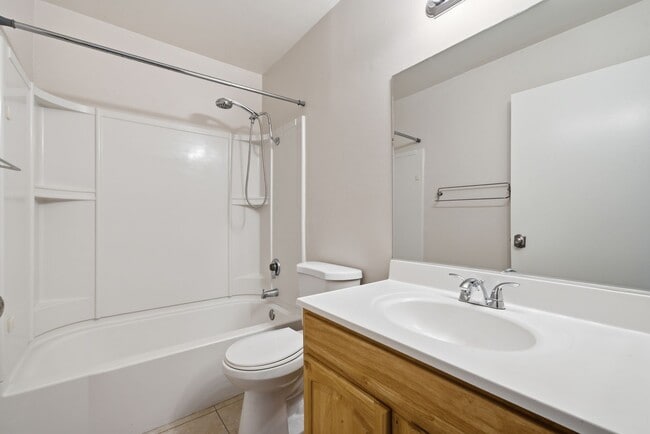 Building Photo - Cozy One Bedroom with Laundry and Patio!