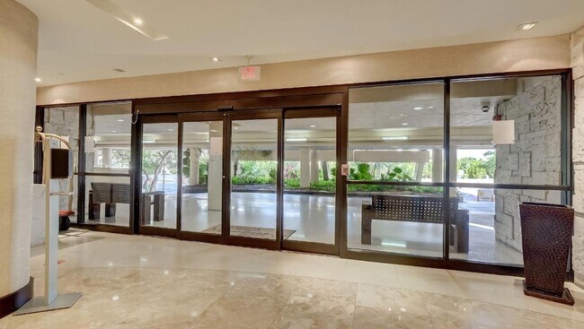 Building Photo - 2555 Collins Ave