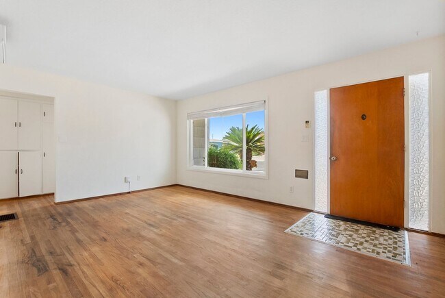 Building Photo - Large 3 Bedroom 2 Bathroom House in La Mesa!