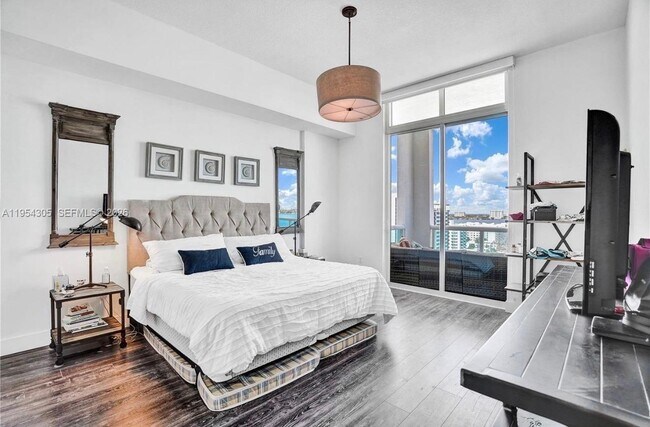 Building Photo - 7900 Harbor Island Dr