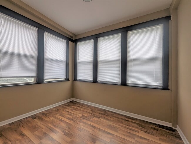 Building Photo - 3114 N Kilpatrick Ave