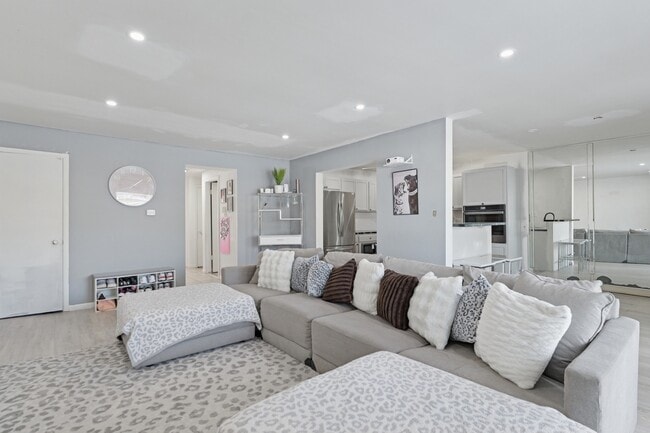 Building Photo - 827 194th St