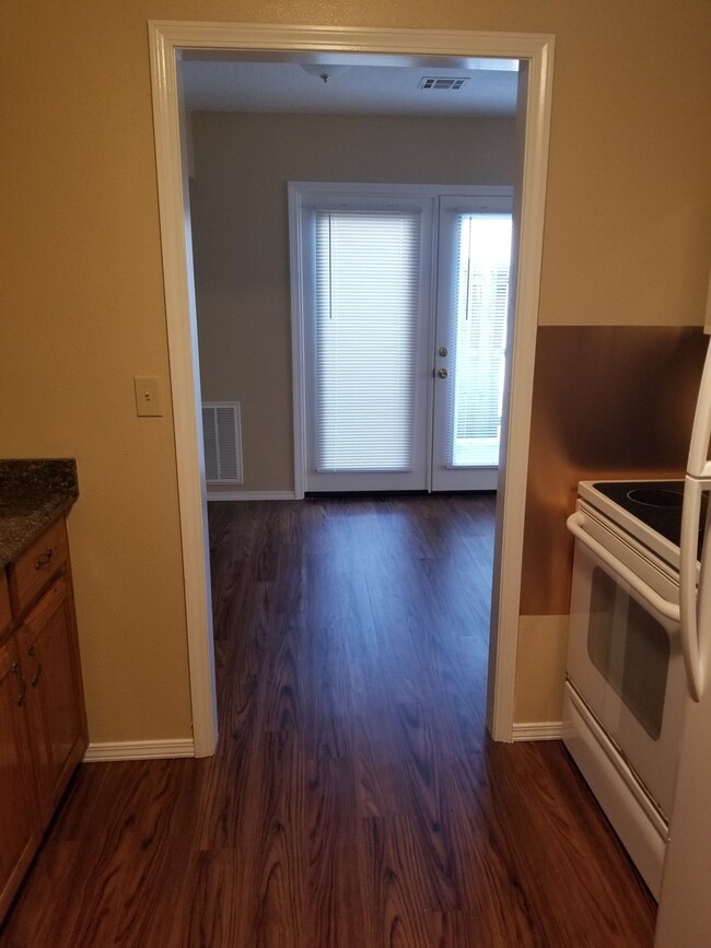 Building Photo - Townhome with a fireplace