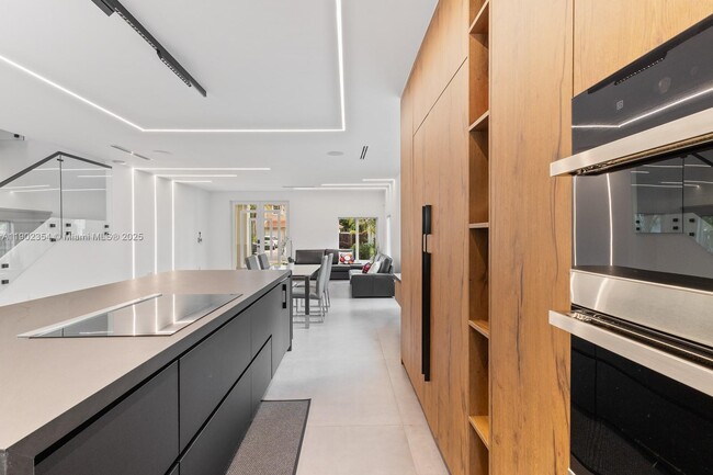 Building Photo - 6358 NW 113th Pl