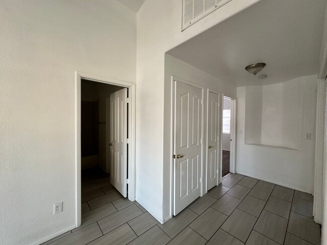 Building Photo - Beautiful 2 Master Bedroom Townhouse!!