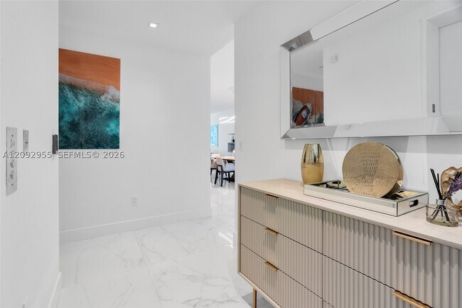Building Photo - 16901 Collins Ave
