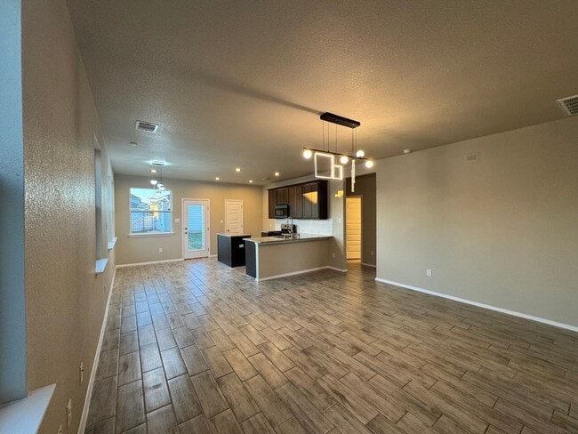 Building Photo - Bright & Spacious 3 Bedroom Home with Garage in Kyle