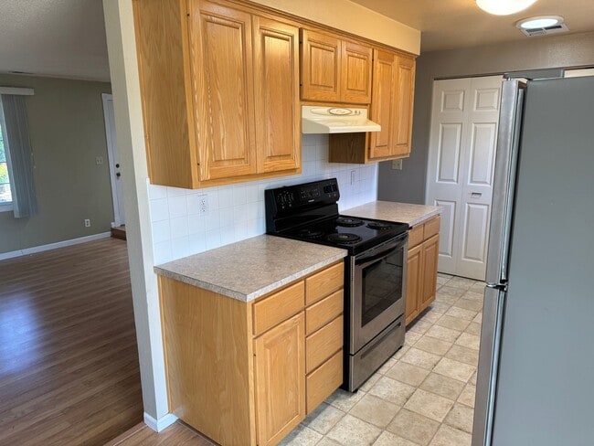 Building Photo - 2-bedroom/1 bathroom duplex with garage and shed!