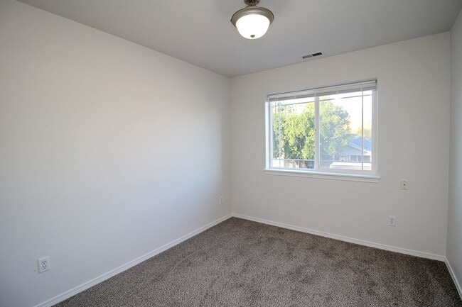 Building Photo - 1630 SE 4th St