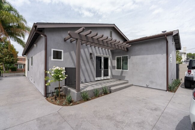 Building Photo - Beautifully Renovated 3-Bedroom Home – Mod...