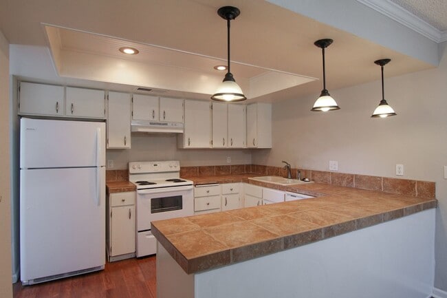 Building Photo - 2 Bedroom Condo for Rent in Redding CA with Pool, Tennis Courts, Garage | The Bluffs