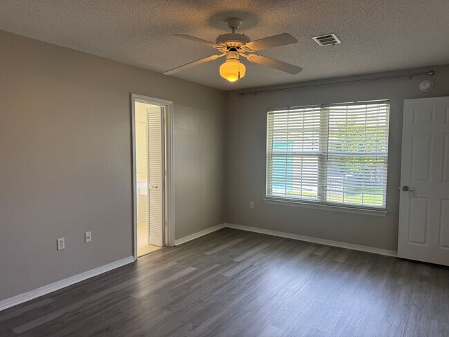 Building Photo - 4 BED / 2 BATH CENTRALLY LOCATED IN FORT WALTON BEACH