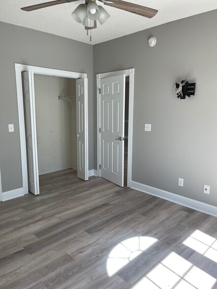 Master bedroom - 674 Riverwalk Dr