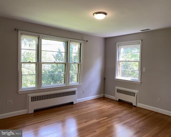 Building Photo - 609 29th St S
