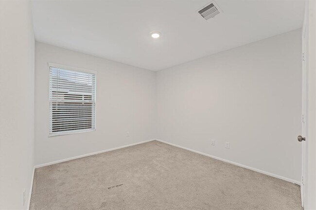 Building Photo - 347 Riverwood Village Ln
