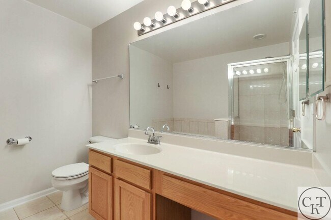 Building Photo - 2139 Vanderbilt Dr