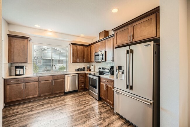 Building Photo - Modern Furnished Townhome in Prime Kent Lo...