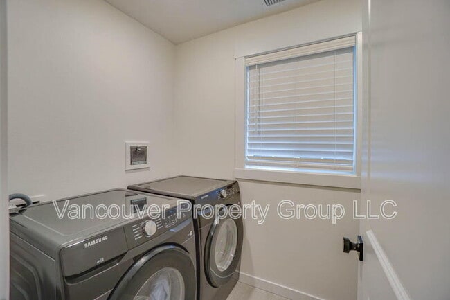 Building Photo - 737 SE 38th St