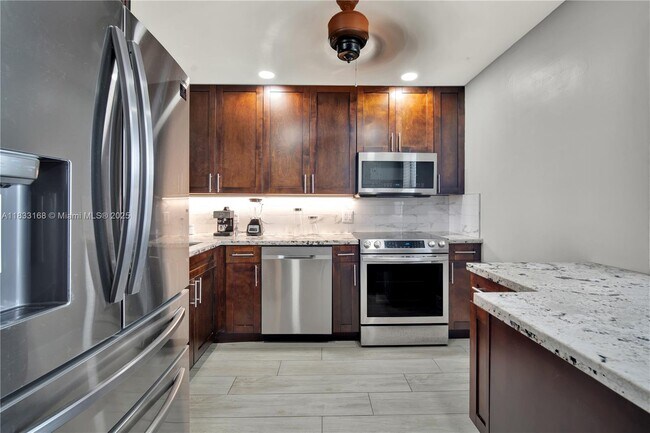 Building Photo - 950 Hillcrest Dr