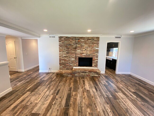 Building Photo - Gorgeous 3 bedroom 2 bath single family ho...