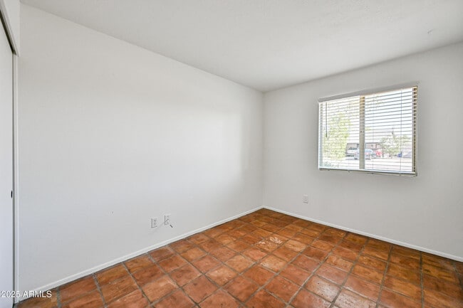 Building Photo - 1252 E El Parque Dr