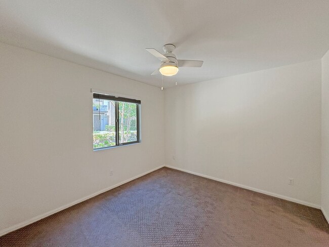 Building Photo - Beautiful 4B/3BA Vista Home w/ Pool & Mode...