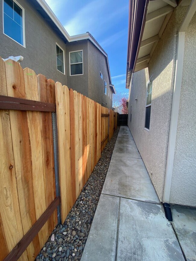 Building Photo - EXCEPTIONAL 4 BEDROOMS, 3 BATH, 3 CAR GARA...