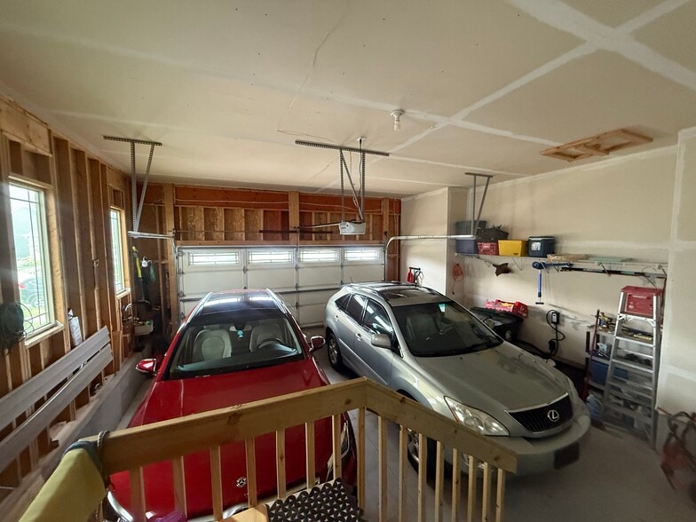 2 Car garage - 327 Sunshine Ln