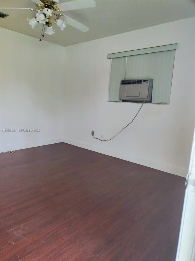 Building Photo - 525 SW 56th Ave