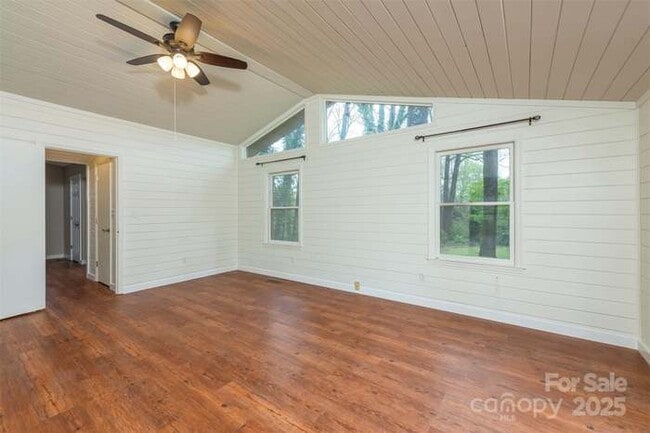 Building Photo - 411 Holly Hill Dr